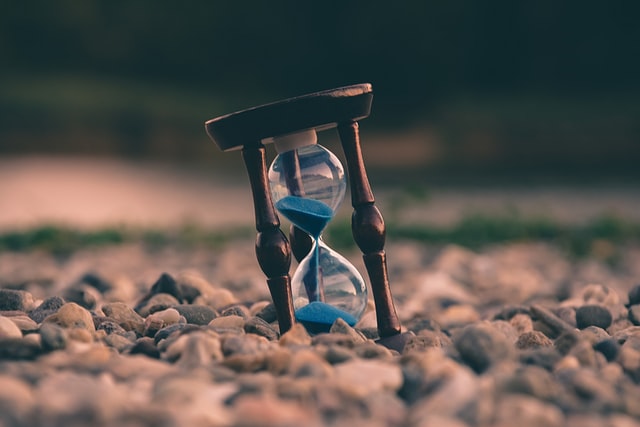 An hourglass signifying that you should create a checklist for moving on time.